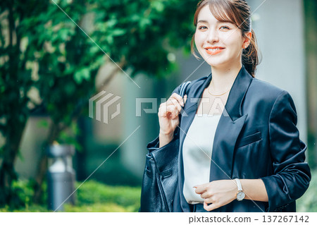 穿西裝的年輕女子 137267142