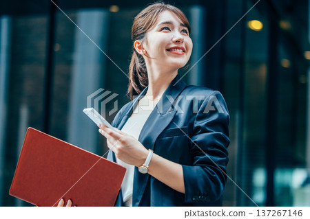 打電話的女商人在辦公室 137267146