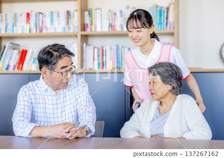 年輕的助手和老年人在療養院擁抱 137267162