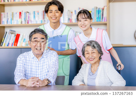 年輕的助手和老年人在療養院擁抱 137267163