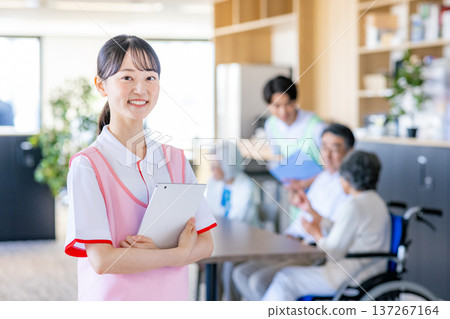 一個年輕的照顧者 137267164