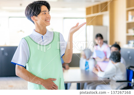 年輕男性照顧者 137267168