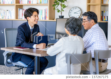 一對老年夫婦正在開會 137267175