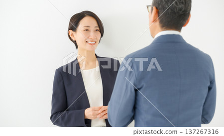 男女正在進行商務對話 男女正在進行商務對話 137267316