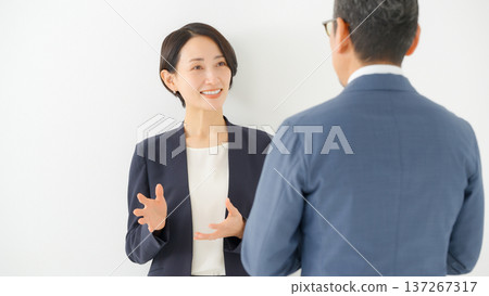 男女正在進行商務對話 男女正在進行商務對話 137267317