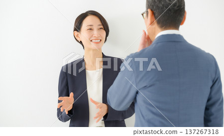 男女正在進行商務對話 男女正在進行商務對話 137267318