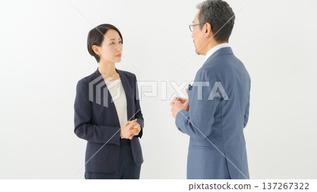 男女正在進行商務對話 男女正在進行商務對話 137267322