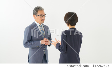 男女正在進行商務對話 男女正在進行商務對話 137267323