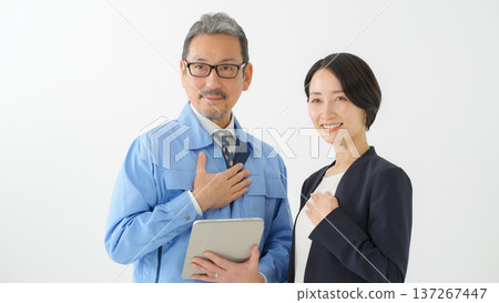 穿著工作服的男士和女士 137267447