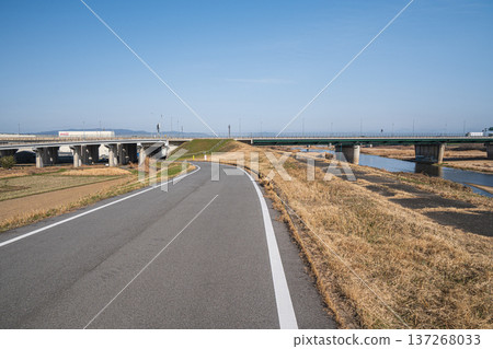 Cycling road along the Kizu River, Keihanawa Bicycle Path, Kyotanabe City, Kyoto Prefecture Cycling road along the Kizu River, Keihanawa Bicycle Path, Kyotanabe City, Kyoto Prefecture 137268033