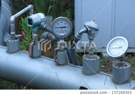 Pressure gauge (megapascal display) attached to pipe piping Pressure gauge (megapascal display) attached to pipe piping 137268303