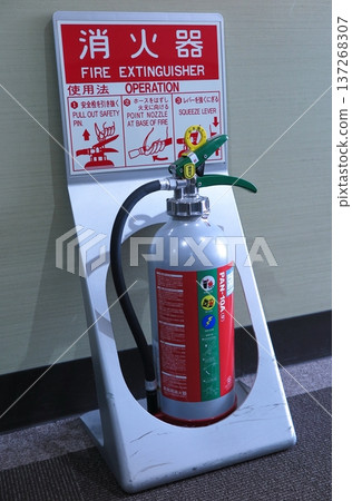 安裝在建築物公共走廊中的商用滅火器(垂直放置)。 安裝在建築物公共走廊中的商用滅火器(垂直放置)。 137268307