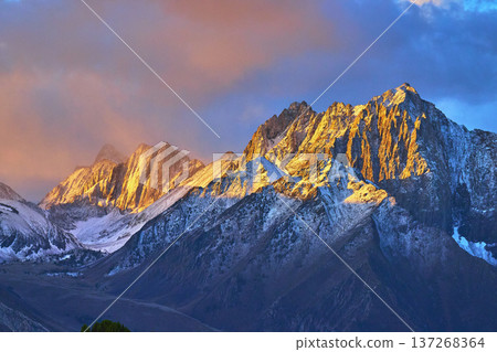 Sunrise Light on Snowy Mountain Peaks Eastern Sierra Dramatic Clouds Sunrise Light on Snowy Mountain Peaks Eastern Sierra Dramatic Clouds 137268364