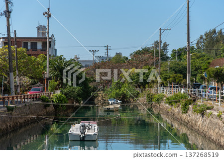 Boats moored on the river that runs through the city 137268519
