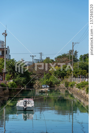 停泊在流經城市的河流上的船隻 137268520