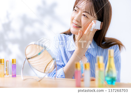 女人化妝 137268703
