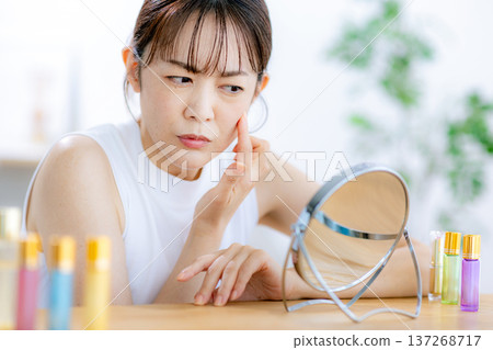 中年婦女患有皮膚問題 137268717