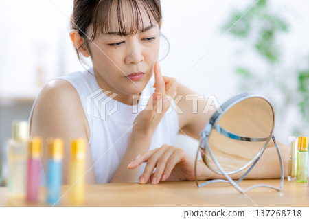 中年婦女患有皮膚問題 137268718