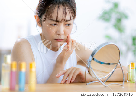 中年婦女患有皮膚問題 137268719