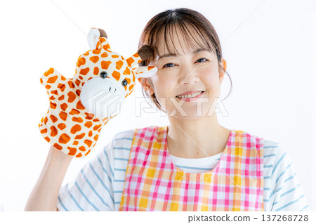 微笑的女幼兒園老師 137268728