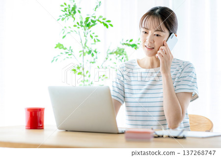 智慧型手機女性家庭主婦 137268747