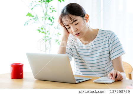 家庭主婦考慮家庭預算 137268759