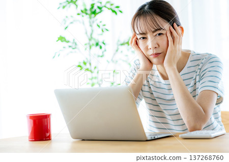 家庭主婦考慮家庭預算 家庭主婦考慮家庭預算 137268760