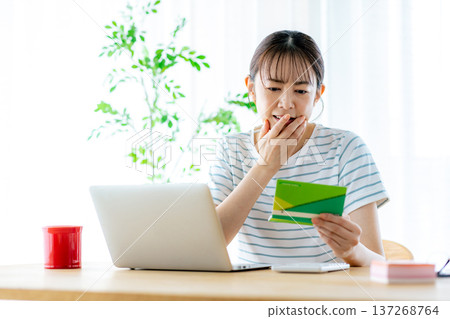 一位家庭主婦看著她的存摺嘆了口氣。 137268764