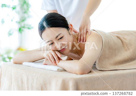 接受美容治療的中年婦女 137268782