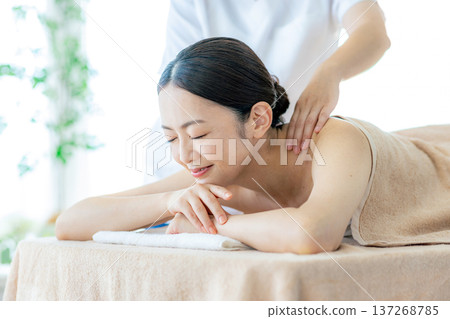 Middle-aged woman receiving beauty treatment 137268785