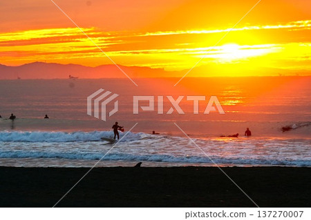 海浪的旋律拍打著我的心。 海浪的旋律拍打著我的心。 137270007