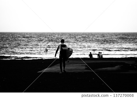 海浪的旋律拍打著我的心。 海浪的旋律拍打著我的心。 137270008