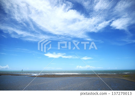 海浪的旋律拍打著我的心。 海浪的旋律拍打著我的心。 137270013