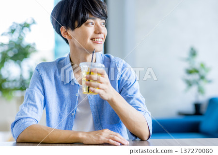一名男子在咖啡館喝飲料 137270080