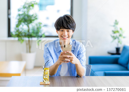 看他的智能手機的一個年輕人 137270081