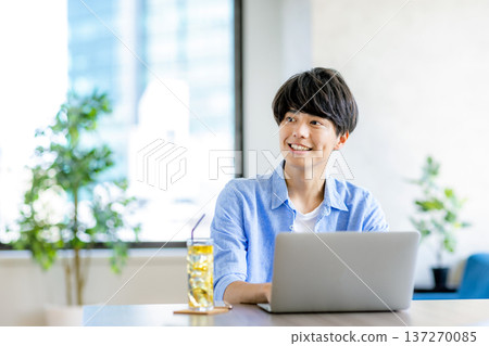 Young man working in a cafe 137270085