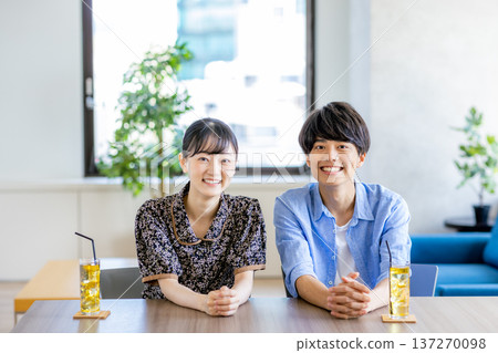 一個男人和一個女人在一家咖啡館 137270098