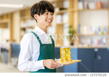 咖啡館男兼職員工 137270120