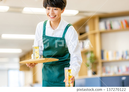 咖啡館男兼職員工 137270122