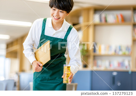 咖啡館男兼職員工 137270123