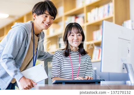 在辦公室工作的年輕男女 137270132