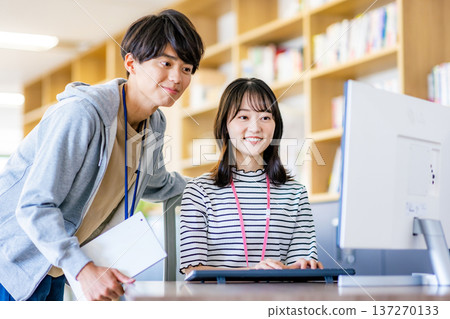 在辦公室工作的年輕男女 137270133
