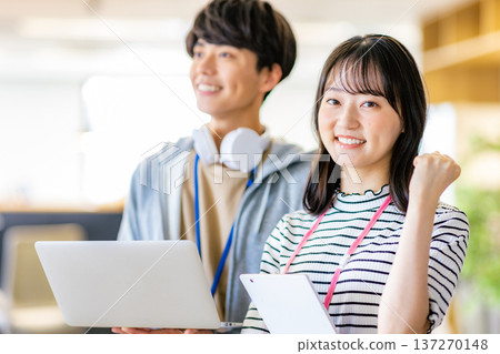 Business person working in the office 137270148