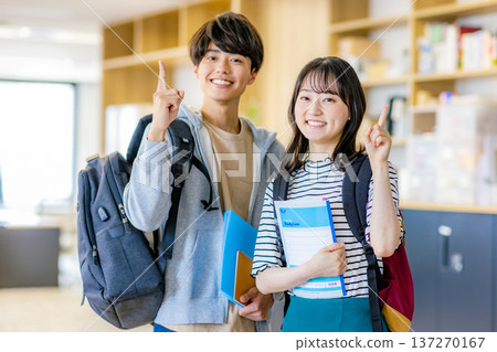 大學生青年男女 137270167