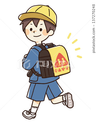 圖說：一名小學生背著書包，注意交通安全 137270248