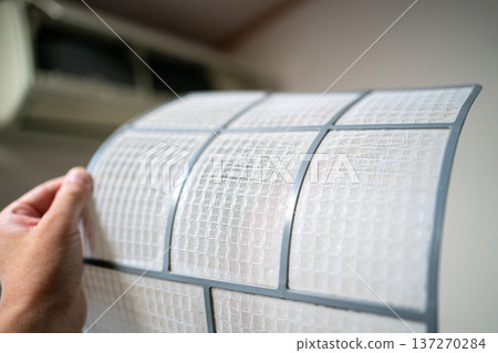 Remove the filter from the room air conditioner 137270284