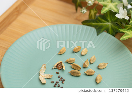 小荳蔻籽 - 香料庫存照片 - 據說小荳蔻有助於預防花粉症 小荳蔻籽 - 香料庫存照片 - 據說小荳蔻有助於預防花粉症 137270423
