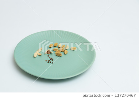 小荳蔻籽 - 香料庫存照片 - 據說小荳蔻有助於預防花粉症 小荳蔻籽 - 香料庫存照片 - 據說小荳蔻有助於預防花粉症 137270467