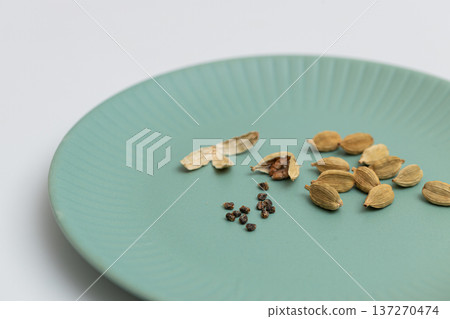 小荳蔻籽 - 香料庫存照片 - 據說小荳蔻有助於預防花粉症 137270474