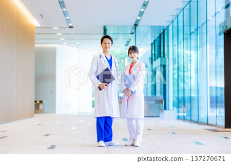 在醫院工作的年輕護士 在醫院工作的年輕護士 137270671